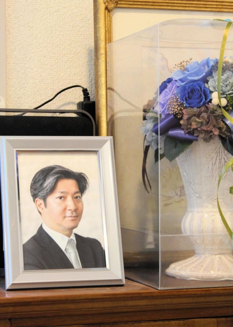 クリニックの待合室に飾られる関本剛さんの遺影＝神戸市灘区、関本クリニック