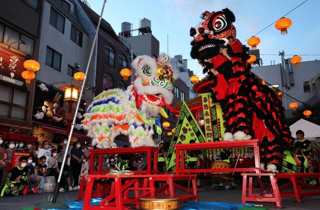 神戸・南京町の中秋節で、３年ぶりに一般客の前で披露された獅子舞＝１０日午後、神戸市中央区元町通１（撮影・長嶺麻子）