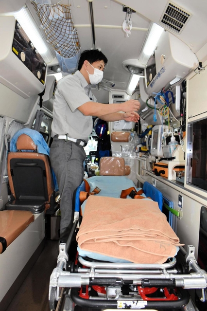 河野裕隊員が乗車する救急車の内部＝神戸市中央区港島３、水上消防署