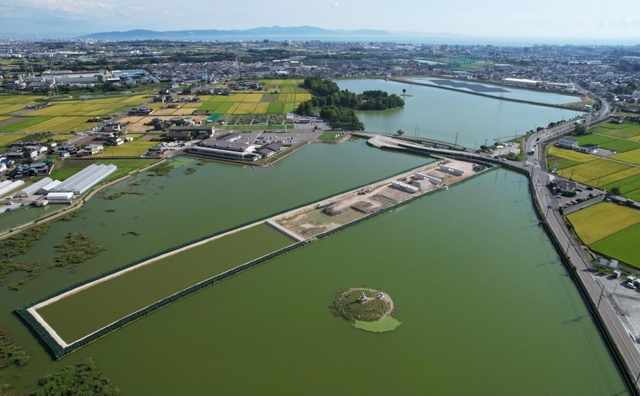バイパス工事のため、真っ二つになる天満大池＝兵庫県稲美町（ドローンで撮影）