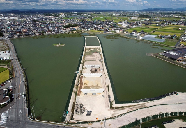 バイパス工事のために、真っ二つになる天満大池＝兵庫県稲美町（ドローンで撮影）