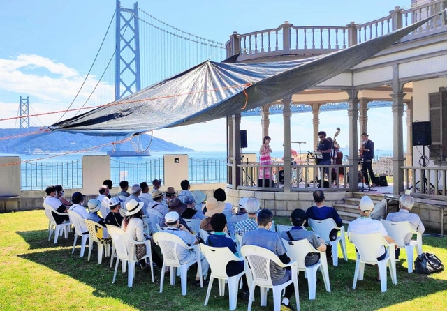 ７月に旧武藤山治邸の屋外テラスで開かれたジャズ演奏会の様子＝神戸市垂水区東舞子町（提供）