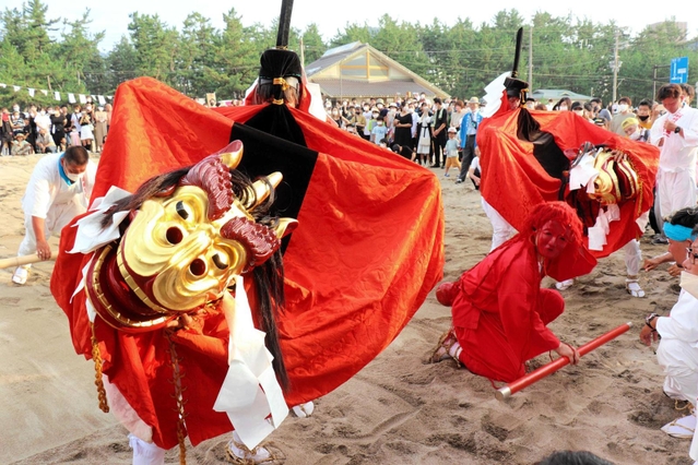 「因幡・但馬麒麟のまち連携中枢都市圏」の名称に由来する伝統芸能の麒麟獅子舞＝兵庫県新温泉町芦屋