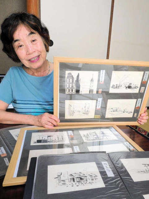 亡き父の「戦災スケッチ画」を手にする長女の足立恵美子さん＝神戸市西区