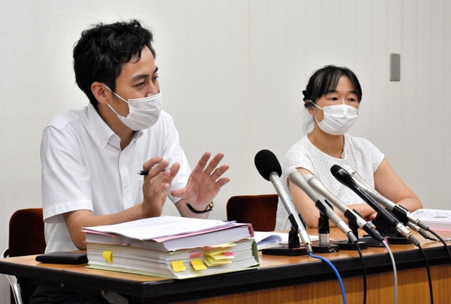 加古川労働基準監督署による文書廃棄について説明する谷真介弁護士ら＝１５日午後、神戸市中央区多聞通２