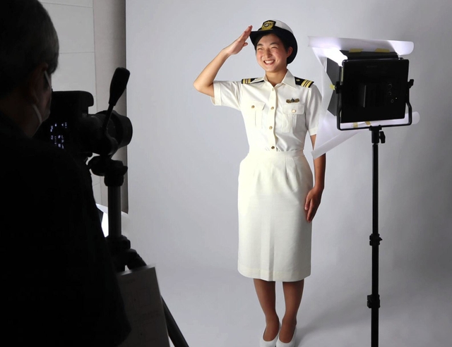 海保の制服姿でポスター撮影に臨むフィギュアスケートの坂本花織選手＝神戸市中央区磯上通４