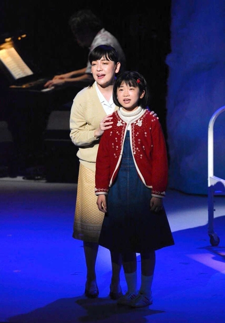 ミュージカル「てだのふあ」で主演の一人を務める大村響叶さん（右）。母が神戸市出身（イッツフォーリーズ提供）