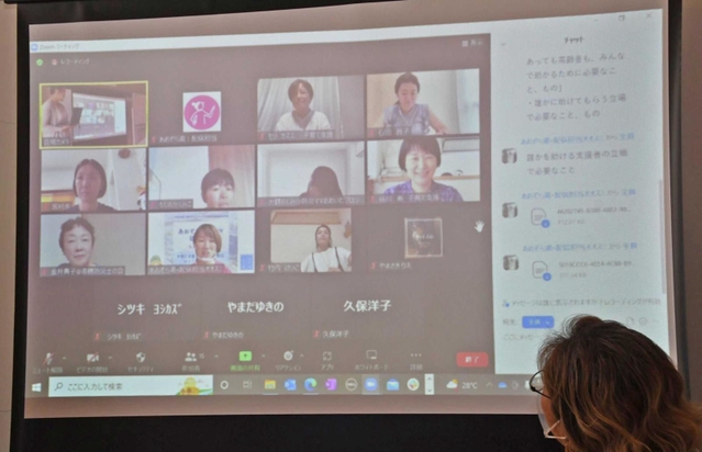 ビデオ通話を併用して意見を交わす「あおぞら防災ママ認定講座」の参加者たち＝神戸市中央区小野浜町