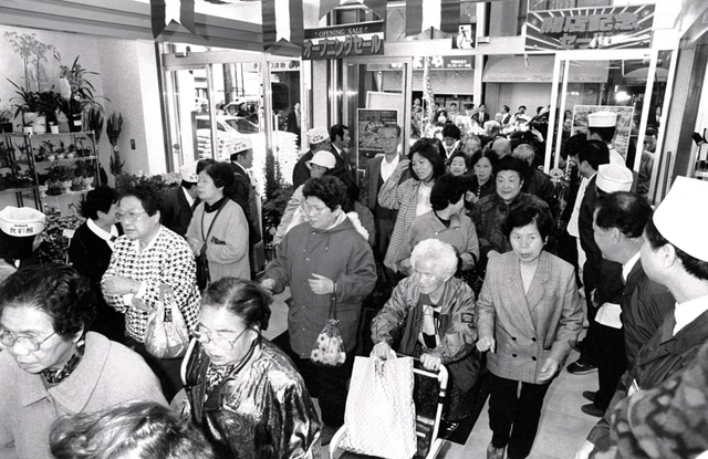 阪神・淡路大震災で全壊した「新甲南市場」。２年１０カ月ぶりに「ＫＯＮＡＮ食彩館」として再開し、多くの得意客が駆けつけた＝１９９７年１１月２０日、神戸市東灘区甲南町３