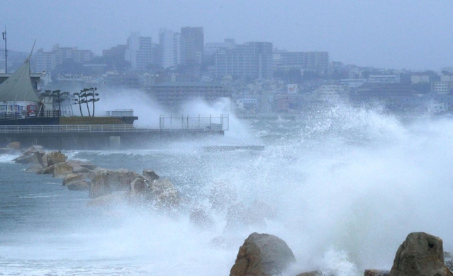 台風１４号の強風にあおられて激しく波が打ちつける海岸＝１９日午後３時２分、明石市大蔵海岸通２、大蔵海岸公園（撮影・鈴木雅之）