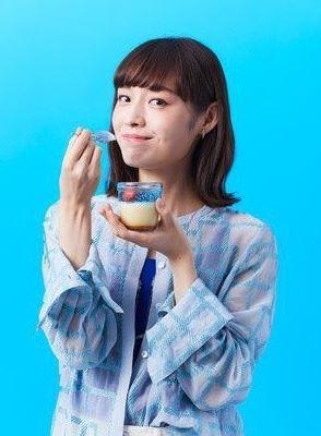新商品開発に携わった大丸松坂屋百貨店の社員インフルエンサー、野崎瑞穂さん。「お菓子食べすぎ会社員」の名で多くのフォロワーを持つ（大丸神戸店提供）