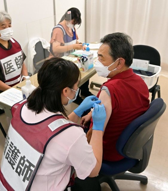 兵庫県の大規模接種会場で始まった新型コロナウイルスの新ワクチン接種＝２３日午後、県宝塚総合庁舎（撮影・秋山亮太）