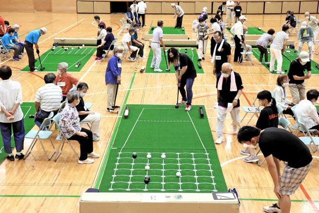 兵庫県内外の２８チーム８２人が競い合った囲碁ボール兵庫県大会＝柏原住民センター