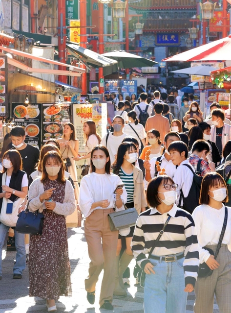 ３連休最終日に神戸・南京町で散策や食べ歩きを楽しむ人たち＝２５日午後、神戸市中央区（撮影・吉田敦史）