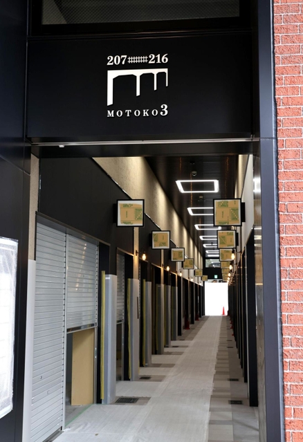 １０月１日に一部テナントが開業する予定の元町高架通商店街３街区＝８月、神戸市中央区元町高架通（撮影・長嶺麻子）