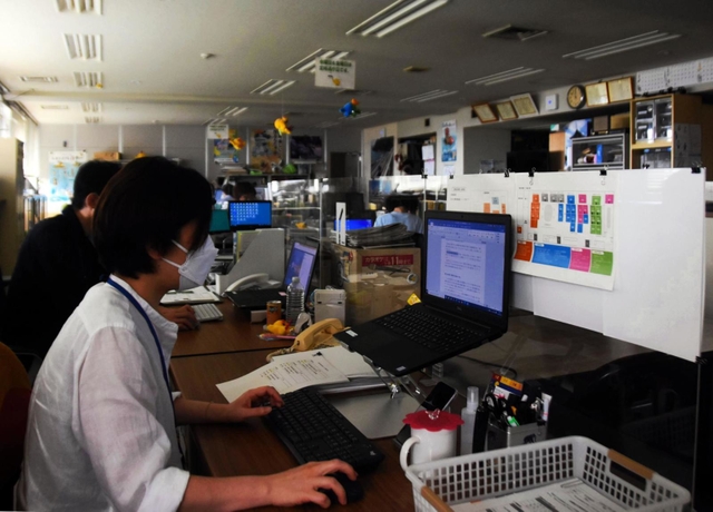 昼休みに部屋を消灯している兵庫県庁。電気料金の値上がりが負担となってのしかかる＝２８日午後、神戸市中央区下山手通５