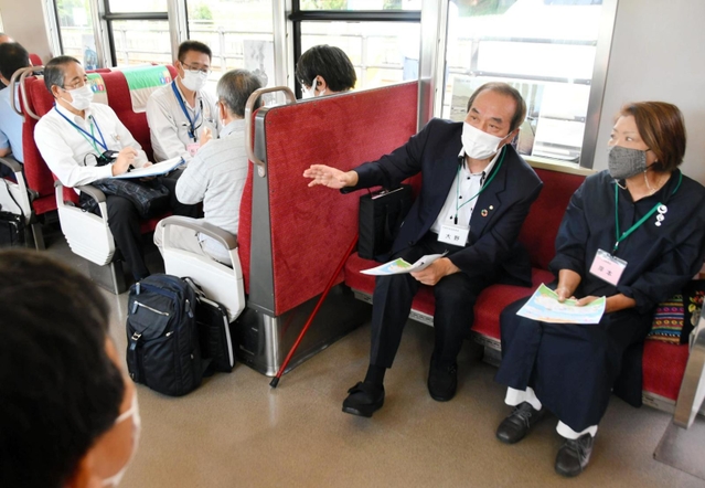 ＪＲ谷川駅に停車した列車内で意見を交わす参加者＝28日午前、丹波市山南町