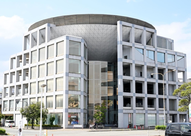 ユニークな外観が目を引く姫路市立図書館広畑分館＝姫路市広畑区正門通３（撮影・坂井萌香）