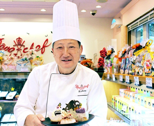 兵庫県洋菓子協会の佐野靖夫会長＝神戸市垂水区名谷町、「レーブドゥシェフ」