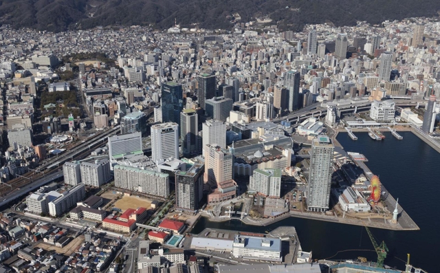 全面開業から３０周年を迎える神戸ハーバーランド。臨海部の「西の拠点」としてさらなる活性化が期待される＝２０２２年１月、神戸港上空から撮影