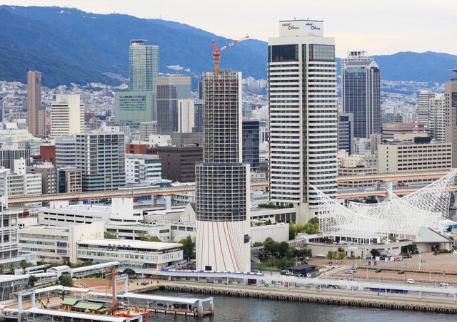 改修工事中の神戸ポートタワー＝２９日午後、神戸市中央区東川崎町１から（撮影・吉田敦史）