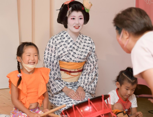 有馬検番が運営する芸妓カフェ・バー「一糸（いと）」で笑顔を見せる。お客さんと接するひとときが好きだという＝神戸市北区有馬町