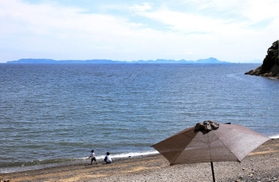 播磨灘に浮かぶ家島諸島。海底を通って水が送られる＝たつの市御津町室津から（撮影・大山伸一郎）