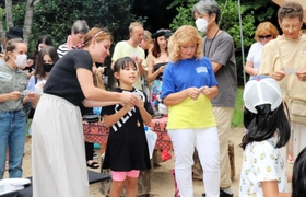 交流会でビンゴゲームを楽しむウクライナからの避難者ら＝神戸市須磨区