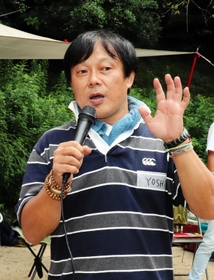 交流会であいさつする吉椿雅道さん