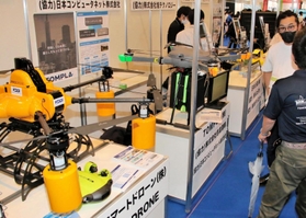 ドローンサミット会場に展示されたドローンの数々＝神戸市中央区港島中町６、神戸国際展示場