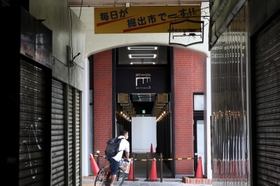 シャッターが下ろされた「モトコー４番街」の通り（手前）の先に、装いを変えた「３番街」が見える＝神戸市中央区元町高架通