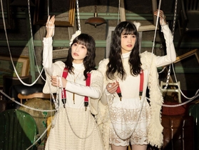 ｈａｒｍｏｅの小泉萌香さん（右）と岩田陽葵さん（提供）