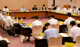 兵庫県の再犯防止推進計画策定に向け、意見を交わす委員ら＝県民会館