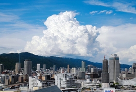 神戸の街と入道雲。夏の終わりを告げるかのように雄大な姿を見せていた＝３日午後、神戸市中央区東川崎町１から撮影