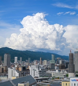 神戸の街と入道雲。夏の終わりを告げるかのように雄大な姿を見せていた＝３日午後、神戸市中央区東川崎町１から撮影