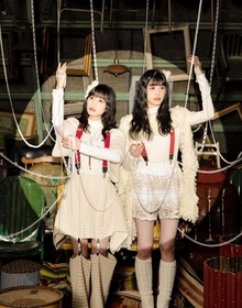 「物語は音楽といっしょに歩く」をコンセプトに表現するｈａｒｍｏｅの小泉萌香さん（右）と岩田陽葵さん（提供）