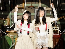 ｈａｒｍｏｅの小泉萌香さん（右）と岩田陽葵さん（提供）