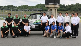 二輪車用の水素エンジンを積んだオフロード四輪車の前に並ぶ開発に取り組んできた関係者ら＝３日午後、栃木県茂木町（撮影・大島光貴）