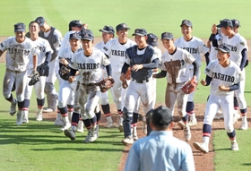 夏の兵庫大会で初優勝を飾って甲子園出場を決め、歓喜に浸る社ナイン＝７月２８日、神戸市須磨区、ほっともっとフィールド神戸