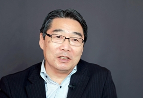 旧統一教会の名称変更について、文科審議官だった当時を振り返る前川喜平さん＝神戸市中央区、神戸新聞社（撮影・吉田敦史）