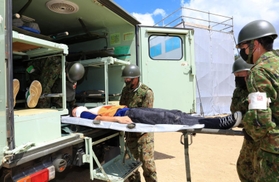 訓練で、負傷者役の男性を自衛隊の車両に載せる自衛隊員ら＝４日午前、兵庫県多可町中区岸上、町立中央公園（撮影・鈴木雅之）