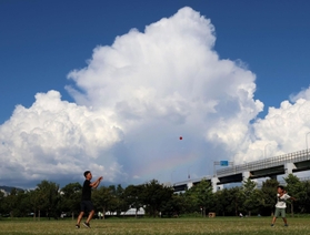 沸き上がる入道雲。刻々と姿を変える中、小さな虹（中央）が現れた＝４日午後、神戸市中央区小野浜町、みなとのもり公園