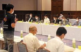 県政改革審議会で斎藤元彦知事のあいさつを聞く委員ら＝兵庫県公館