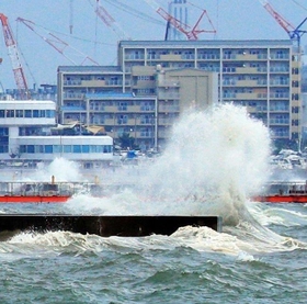 防波堤に打ち付ける波＝神戸市垂水区