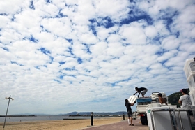 台風が過ぎ去った須磨海岸。海の家の撤去作業が進められていた＝７日午前、神戸市須磨区須磨浦通４