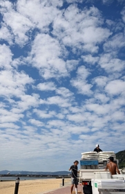 台風が過ぎ去った須磨海岸。海の家の撤去作業が進められていた＝７日午前、神戸市須磨区須磨浦通４