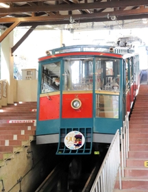 六甲ケーブルの車両＝３月１０日、神戸市灘区高羽西山