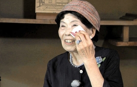 サプライズ企画に思わず涙ぐむ村上しま子さん（読売テレビ放送提供）