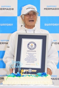 ギネス世界記録の認定証を贈られ笑顔の堀江謙一さん＝８日午後、西宮市西宮浜４、新西宮ヨットハーバー（撮影・斎藤雅志）