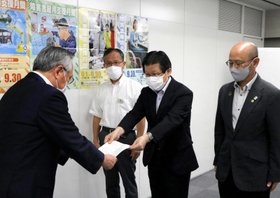 兵庫県経営者協会に障害者の雇用拡大を要請する兵庫労働局の鈴木一光局長（右から２人目）ら＝神戸市中央区京町